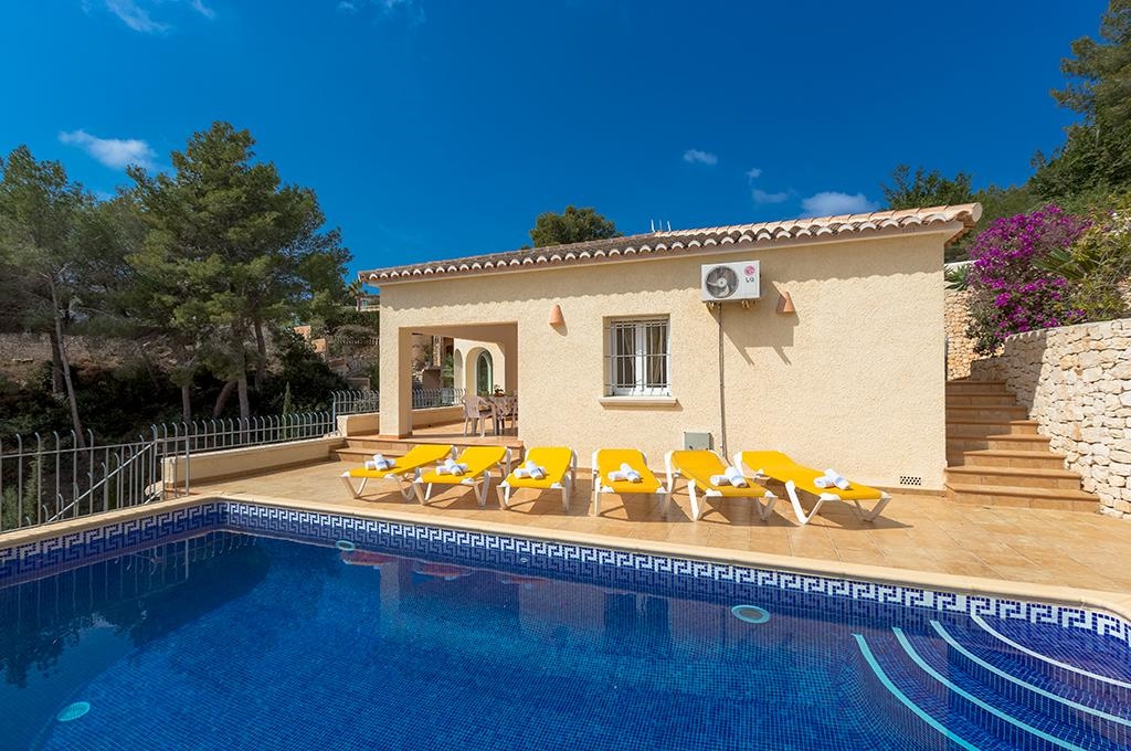 Ferienhaus mit Pool für 6 Personen ca. 140 mÂ² in Moraira, Costa Blanca: 3 Schlafzimmer, 1 Badezimmer, Klimaanlage, Spülmaschine, Pool, Strand 5 km, abgeschl. Grundstück, Waschmaschine, Hund erlaubt