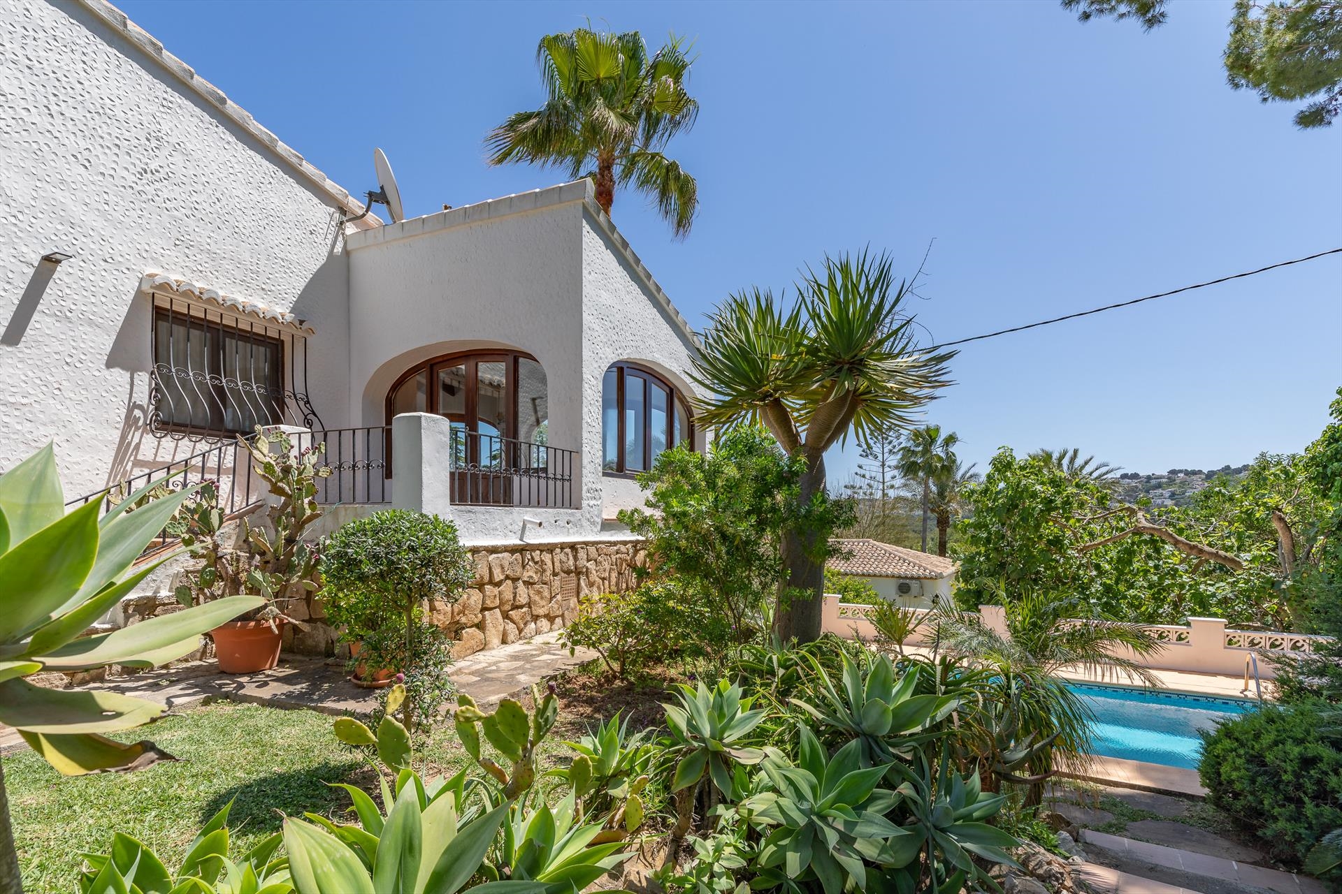Ferienwohnung für 6 Personen ca. 110 mÂ² in Jávea, Costa Blanca: 3 Schlafzimmer, 1 Badezimmer, Kamin, Klimaanlage, Sat-TV, Spülmaschine, Pool, gemeinschaftliches Schwimmbad, Strand 5 km, abgeschl. Grundstück, Waschmaschine