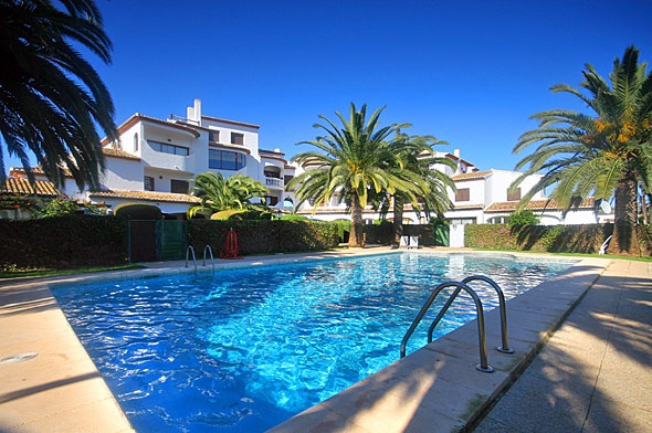 Ferienwohnung für 4 Personen in Jávea, Costa Blanca: 2 Schlafzimmer, 1 Badezimmer, Kamin, Klimaanlage, Spülmaschine, gemeinschaftliches Schwimmbad, Strand 1000 m, Waschmaschine
