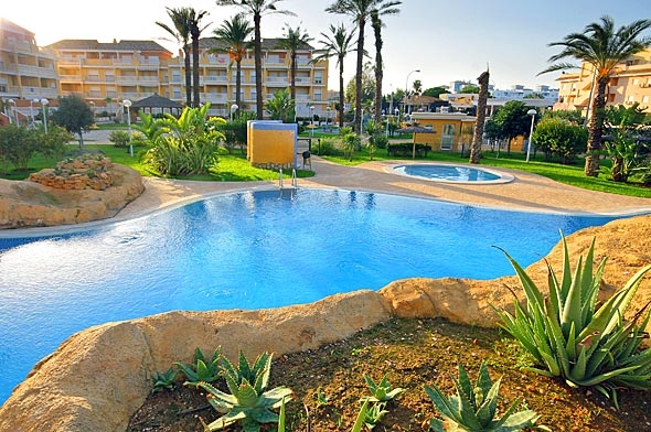 Ferienwohnung für 5 Personen ca. 100 mÂ² in Dénia, Costa Blanca: 2 Schlafzimmer, 1 Badezimmer, Klimaanlage, Sat-TV, Spülmaschine, gemeinschaftliches Schwimmbad, Strand 100 m, Waschmaschine