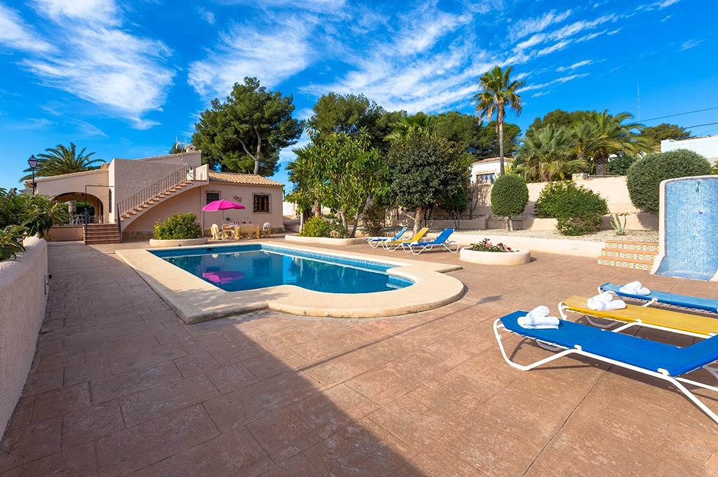 Ferienwohnung für 8 Personen ca. 160 mÂ² in Moraira, Costa Blanca: 4 Schlafzimmer, 1 Badezimmer, Klimaanlage, Spülmaschine, Pool, Strand 5 km, abgeschl. Grundstück, Waschmaschine, Hund erlaubt