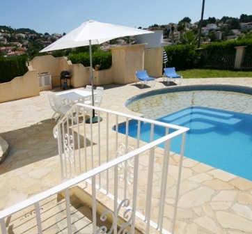 Ferienwohnung für 4 Personen in Moraira, Costa Blanca: 3 Schlafzimmer, 1 Badezimmer, Spülmaschine, Pool, Strand 5 km, Waschmaschine, Hund erlaubt