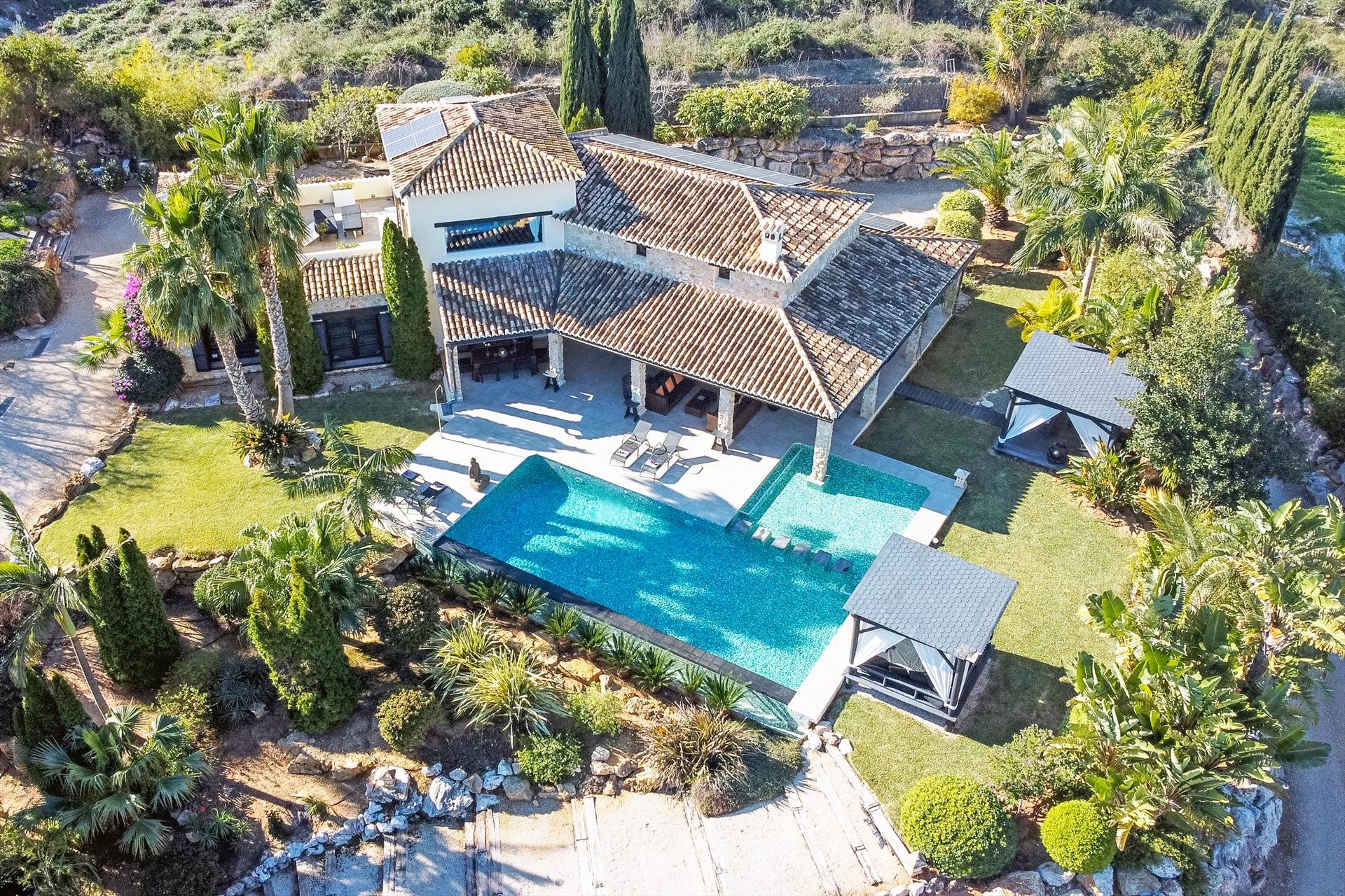 Ferienhaus mit Pool für 10 Personen in Dénia, Costa Blanca: 5 Schlafzimmer, 1 Badezimmer, Klimaanlage, Sat-TV, Spülmaschine, Pool, Whirlpool, Strand 10 km, Trockner, Waschmaschine, Hund erlaubt