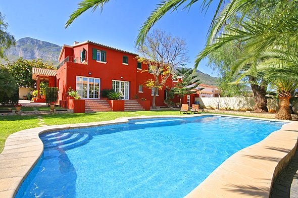 Ferienwohnung für 10 Personen in Dénia, Costa Blanca: 5 Schlafzimmer, 1 Badezimmer, Klimaanlage, Spülmaschine, Pool, Strand 5 km, Waschmaschine