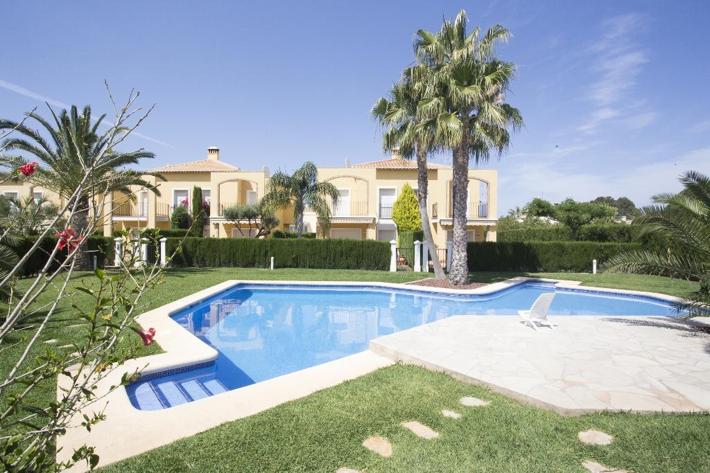 Ferienhaus für 6 Personen in Dénia, Costa Blanca: 3 Schlafzimmer, 1 Badezimmer, Klimaanlage, Sat-TV, Spülmaschine, gemeinschaftliches Schwimmbad, Strand 2 km, Trockner, Waschmaschine