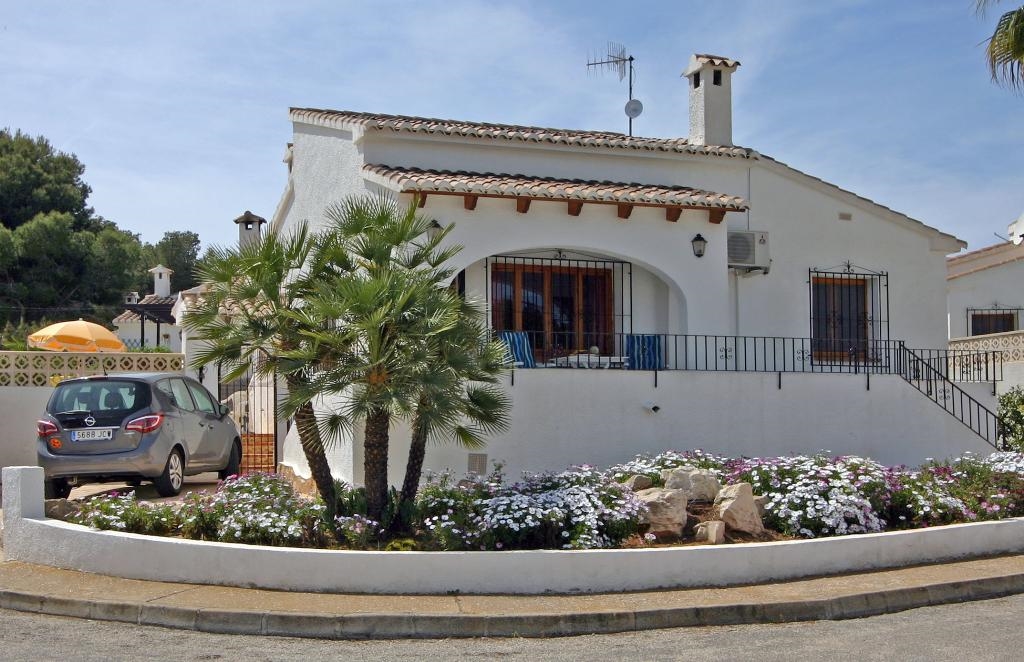 Ferienhaus für 6 Personen in Moraira, Costa Blanca: 3 Schlafzimmer, 2 Badezimmer, Klimaanlage, gemeinschaftliches Schwimmbad, Strand 1000 m, abgeschl. Grundstück, Waschmaschine