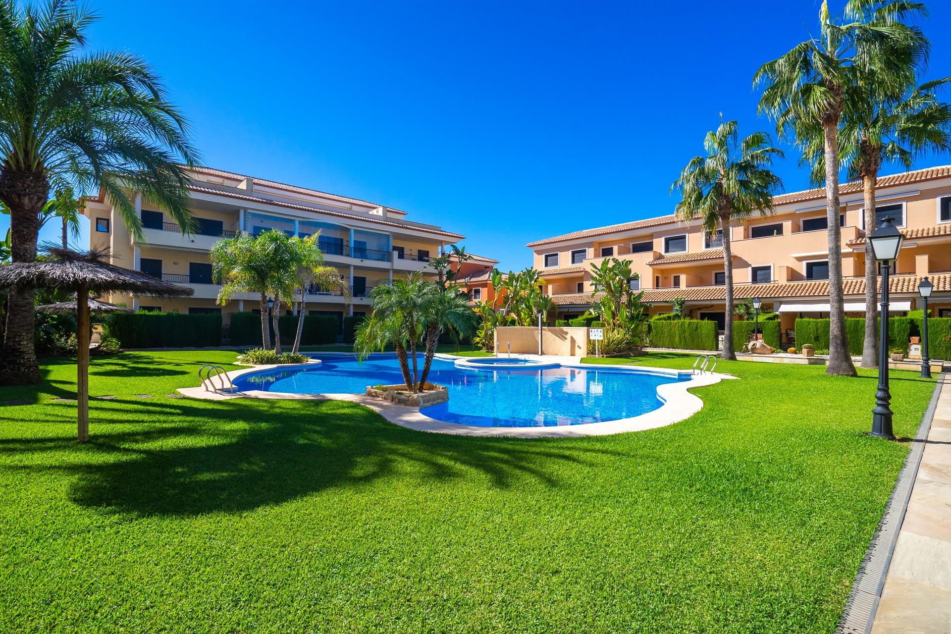 Ferienwohnung für 6 Personen in Jávea, Costa Blanca: 5 Schlafzimmer, 2 Badezimmer, Klimaanlage, Sat-TV, Spülmaschine, gemeinschaftliches Schwimmbad, Strand 1000 m, Trockner, Waschmaschine