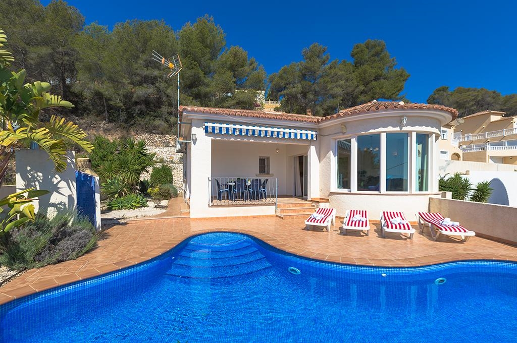 Ferienwohnung für 6 Personen ca. 140 mÂ² in Calpe, Costa Blanca: 3 Schlafzimmer, 2 Badezimmer, Klimaanlage, Spülmaschine, Pool, Strand 5 km, abgeschl. Grundstück, Waschmaschine, Hund erlaubt
