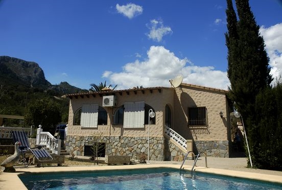Ferienwohnung für 6 Personen ca. 150 mÂ² in Calpe, Costa Blanca: 3 Schlafzimmer, 1 Badezimmer, Klimaanlage, Spülmaschine, Pool, Strand 5 km, abgeschl. Grundstück, Waschmaschine, Hund erlaubt