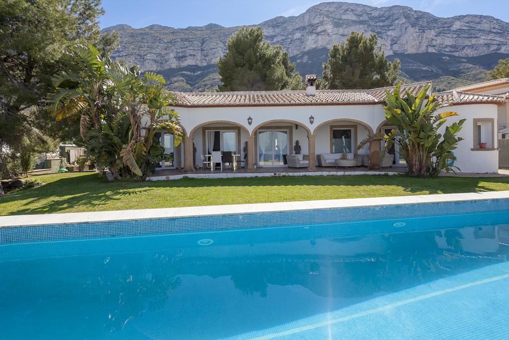 Ferienhaus mit Pool für 6 Personen ca. 160 mÂ² in Dénia, Costa Blanca: 3 Schlafzimmer, 1 Badezimmer, Klimaanlage, Sat-TV, Spülmaschine, Pool, Whirlpool, Strand 5 km, abgeschl. Grundstück, Waschmaschine
