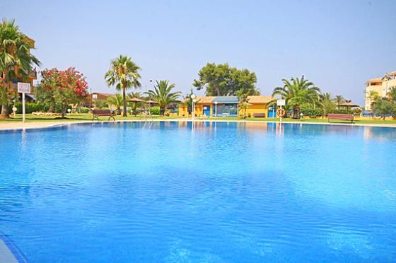 Ferienwohnung für 6 Personen ca. 135 mÂ² in Dénia, Costa del Azahar: 3 Schlafzimmer, 1 Badezimmer, Klimaanlage, Spülmaschine, gemeinschaftliches Schwimmbad, Strand 200 m, Waschmaschine