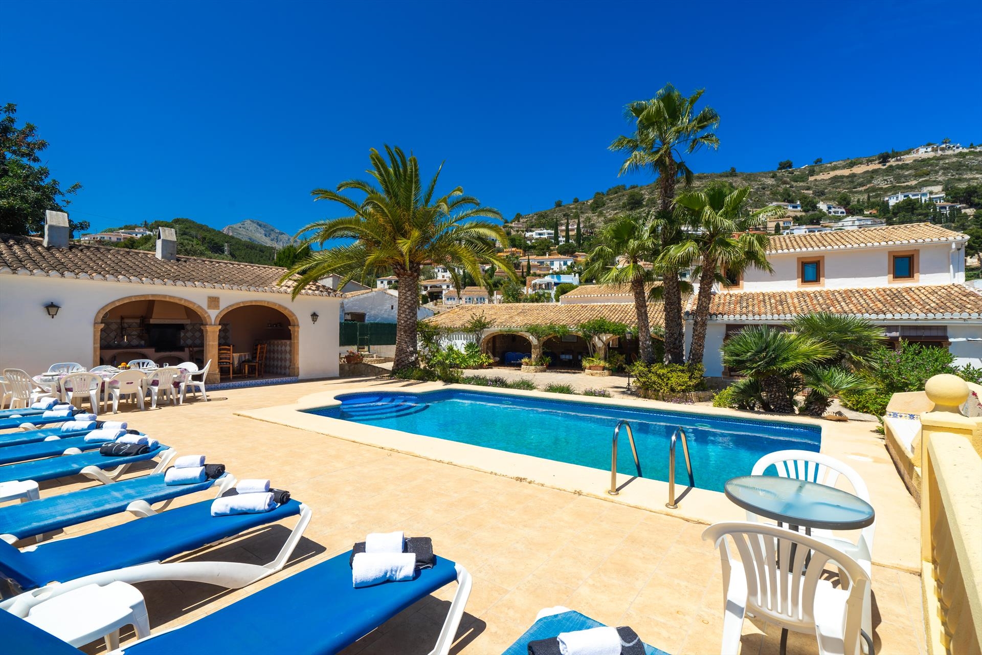 Ferienwohnung für 6 Personen in Jávea, Costa Blanca: 3 Schlafzimmer, 1 Badezimmer, Sat-TV, Spülmaschine, Pool, Waschmaschine, Hund erlaubt