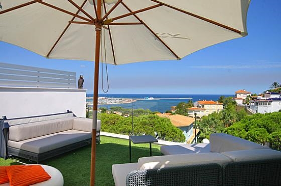 Ferienhaus für 6 Personen ca. 160 mÂ² in Dénia, Costa Blanca: 4 Schlafzimmer, 1 Badezimmer, Klimaanlage, Sat-TV, Spülmaschine, gemeinschaftliches Schwimmbad, Whirlpool, Strand 5 km, Trockner, Waschmaschine