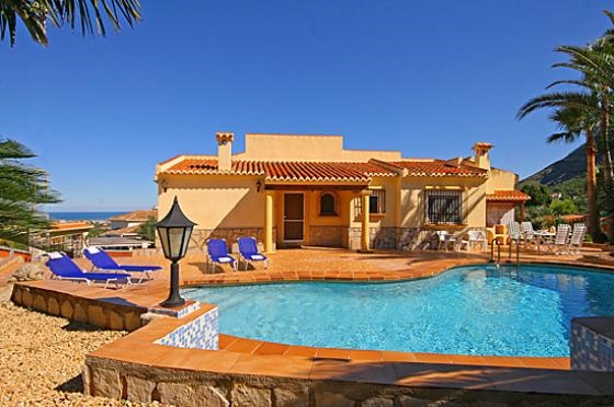 Ferienwohnung für 8 Personen ca. 160 mÂ² in Dénia, Costa Blanca: 4 Schlafzimmer, 1 Badezimmer, Klimaanlage, Sat-TV, Spülmaschine, Pool, Strand 3 km, Trockner, Waschmaschine