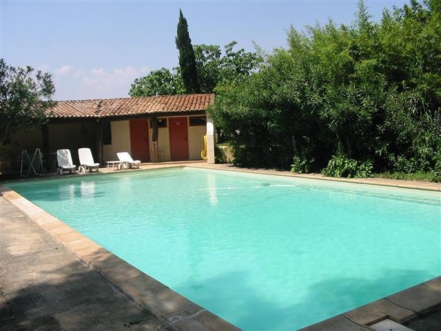 Ferienwohnung für 6 Personen ca. 90 mÂ² in Arles, Provence (Bouches-du-Rhone): 3 Schlafzimmer, 2 Badezimmer, Klimaanlage, Spülmaschine, gemeinschaftliches Schwimmbad, Strand 50 km, Trockner, Waschmaschine, Hund erlaubt