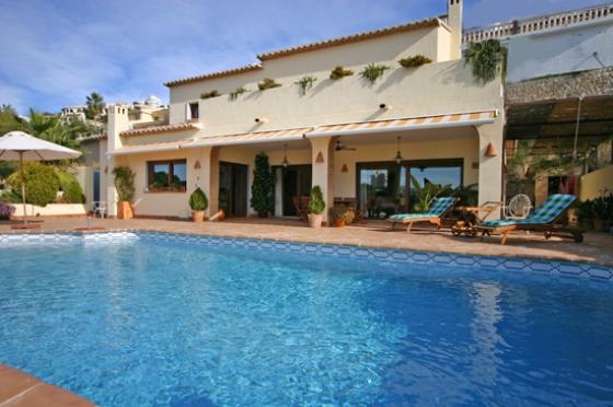 Ferienhaus mit Pool für 8 Personen in Moraira, Costa Blanca: 4 Schlafzimmer, 2 Badezimmer, Klimaanlage, Sat-TV, Spülmaschine, Pool, Strand 200 m, abgeschl. Grundstück, Waschmaschine, Hund erlaubt