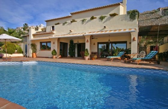 Ferienhaus mit Pool für 6 Personen ca. 200 mÂ² in Moraira, Costa Blanca: 3 Schlafzimmer, 2 Badezimmer, Klimaanlage, Sat-TV, Spülmaschine, Pool, Strand 200 m, abgeschl. Grundstück, Waschmaschine, Hund erlaubt