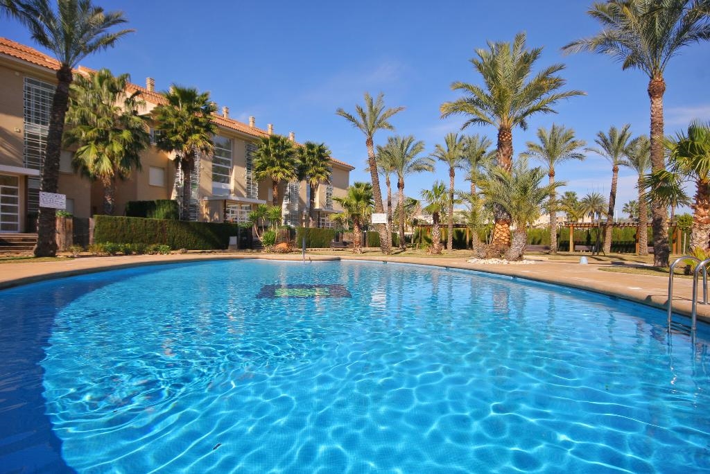 Ferienwohnung für 4 Personen in Jávea, Costa Blanca: 2 Schlafzimmer, 1 Badezimmer, Klimaanlage, Sat-TV, Spülmaschine, gemeinschaftliches Schwimmbad, Strand 200 m, Waschmaschine