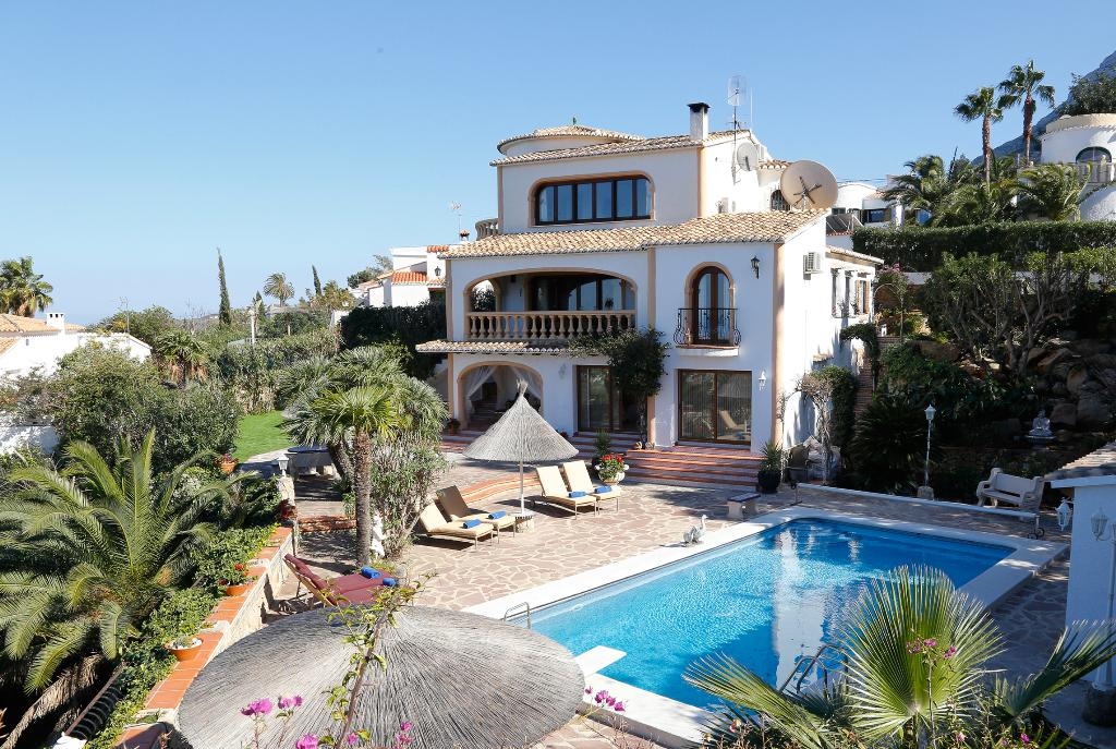 Ferienwohnung für 10 Personen in Dénia, Costa del Azahar: 5 Schlafzimmer, 1 Badezimmer, Klimaanlage, Sat-TV, Spülmaschine, Pool, Strand 3 km, Trockner, Waschmaschine