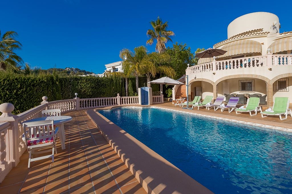 Ferienhaus mit Pool für 6 Personen ca. 200 mÂ² in Moraira, Costa Blanca: 3 Schlafzimmer, 2 Badezimmer, Klimaanlage, Kabel-TV, Spülmaschine, Pool, Strand 3 km, abgeschl. Grundstück, Waschmaschine, Hund erlaubt