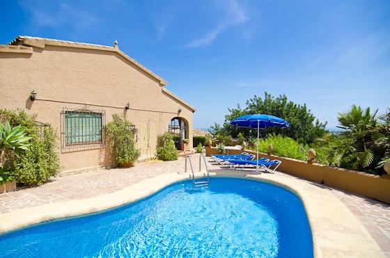 Ferienwohnung für 6 Personen in Moraira, Costa Blanca: 3 Schlafzimmer, 2 Badezimmer, Kabel-TV, Pool, Strand 5 km, Waschmaschine, Hund erlaubt