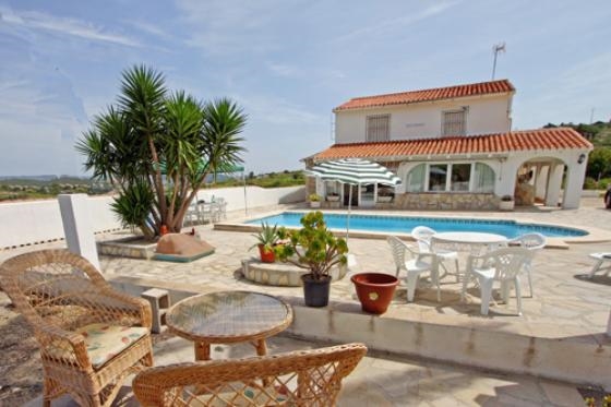 Ferienwohnung für 9 Personen in Benitachell, Costa Blanca: 5 Schlafzimmer, Spülmaschine, Pool, Strand 4 km, abgeschl. Grundstück, Trockner, Waschmaschine, Hund erlaubt