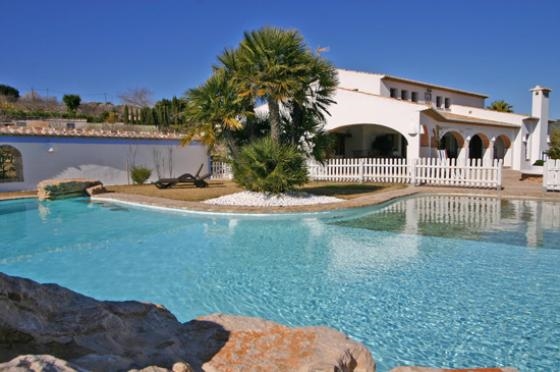 Ferienhaus mit Pool für 6 Personen ca. 400 mÂ² in Moraira, Costa Blanca: 4 Schlafzimmer, 2 Badezimmer, Klimaanlage, Spülmaschine, Pool, Whirlpool, Strand 5 km, abgeschl. Grundstück, Waschmaschine, Hund erlaubt