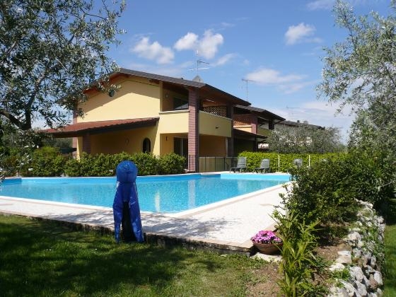 Ferienwohnung für 4 Personen ca. 80 mÂ² in Manerba del Garda, Gardasee (Südufer des Gardasees): 1 Schlafzimmer, 1 Badezimmer, Klimaanlage, Sat-TV, Spülmaschine, gemeinschaftliches Schwimmbad, Strand 50 m, abgeschl. Grundstück, Waschmaschine