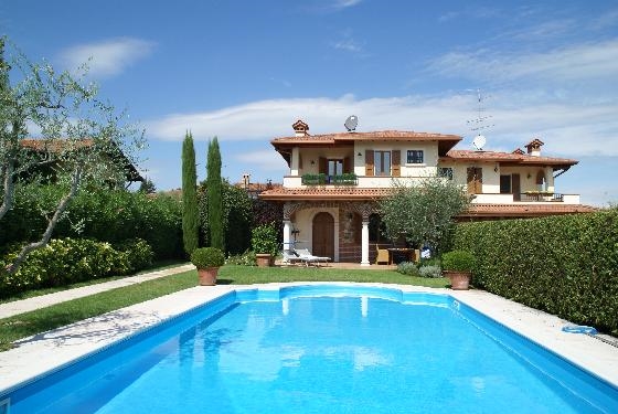 Ferienhaus mit Pool für 6 Personen ca. 200 mÂ² in Moniga del Garda, Gardasee (Südufer des Gardasees): 3 Schlafzimmer, 2 Badezimmer, Klimaanlage, Sat-TV, Spülmaschine, Pool, Strand 1000 m, Waschmaschine