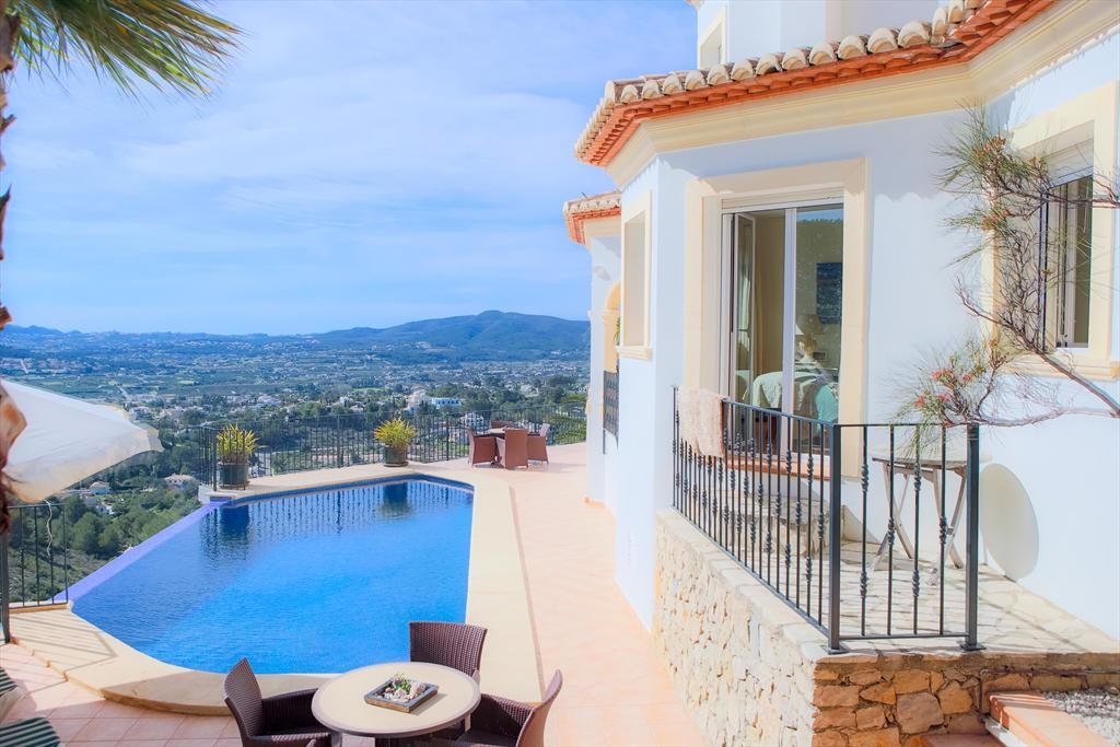 Ferienhaus mit Pool für 8 Personen ca. 320 mÂ² in Jávea, Costa Blanca: 4 Schlafzimmer, 3 Badezimmer, Klimaanlage, Kabel-TV, Sat-TV, Spülmaschine, Pool, Strand 4 km, abgeschl. Grundstück, Trockner, Waschmaschine, Hund erlaubt