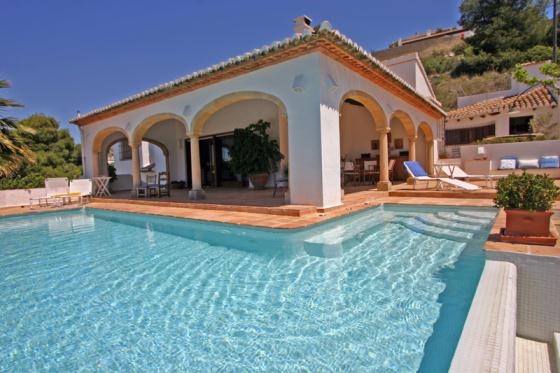 Ferienwohnung für 6 Personen in Moraira, Costa Blanca: 3 Schlafzimmer, Klimaanlage, Spülmaschine, Pool, Strand 200 m, Waschmaschine