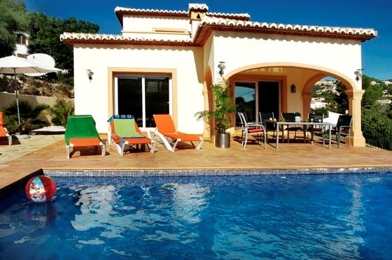 Ferienwohnung für 6 Personen ca. 130 mÂ² in Moraira, Costa Blanca: 3 Schlafzimmer, 2 Badezimmer, Klimaanlage, Sat-TV, Spülmaschine, Pool, Strand 5 km, abgeschl. Grundstück, Waschmaschine