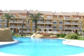 Apartamento de Alquiler en Denia, Costa Blanca. Bonito apartamento de nueva construcción y muy apto para niños. Con amplias terrazas, instalaciones publicas como jardines, piscina, campo de juego para niños y pistas de tenis (paddle). , Denia