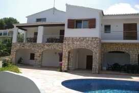 Impresionante villa en Jávea para 14 personas con vista al mar. Esta villa ha sido recientemente reformada con un gusto exquisito, dejando una mezcla entre lo moderno y lo rústico, se han dejado algunas paredes con la piedra orginal. La vil, Javea