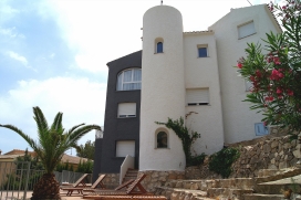 Casa de vacaciones  confortable  con piscina privada, en Javea, Costa Blanca, España para un máximo de 12 personas.Esta casa de vacaciones está situada  en una  zona urbana, cerca de restaurantes y bares y  a 3 km de la playa de ARENAL, Javea