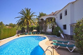 Villa de vacaciones con vistas al mar y piscina privada para un máximo de 8 personas. Chalet en 2 plantas, situado en una zona boscosa con fantásticas vistas panorámicas del mar, la bahía de Jávea y la montaña "Montgo". , Javea