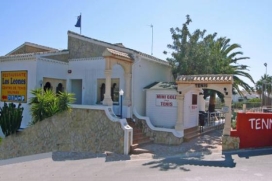 El "complejo residencial y de tenis Solpark" esta situado en la urbanizacion Solpark, una de las zonas residenciales mas bonitas, solo 2,5km de distancia de la playa de Moraira. El complejo ofrece 5 habitaciones de hotel, 7 pistas publicos de tenis, , Moraira