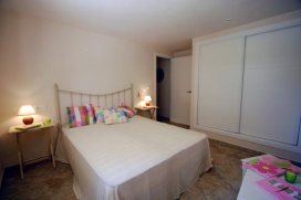Casa de vacaciones en alquiler con piscina privada para máximo 8 personas en Moraira - Costa Blanca. La casa tiene 2 plantas, equipada con muebles comfortables y muy modernos. De la primera planta hay vista al mar. Distancia a la playa "las Roca, Moraira