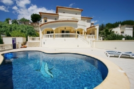 Villa de alquileres de verano con piscina privada para maximo 6 personas. 100 m a la playa de El Portet, 1,5km a Moraira. Siutado en una calle sin salida. Pequeña promenada con bares. Restaurantes y pequeño Supermercado cerca. La villa ofre, Moraira