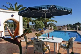 Casa de vacaciones con piscina privada en Benissa - la Viña - Costa Blanca para maximo 6 personas. A solo 2km de la cala Baladrar y del supermercado y Restaurant. Jardín muy bonito con zona de barbacoa cubierta. Vista al mar desde la terraz, Moraira