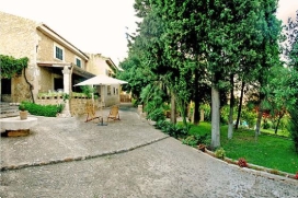 Antigua casa tradicional en Buger, Mallorca, para máximo 8 personas.Esta casa rural, compuesta por dos pisos, se encuentra en el pueblo de Búger, donde podrá respirar la tranquilidad ambiente. Tendrá la posibilidad de llegar a la , Búger
