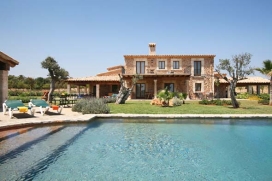 Carteras es una de las villas más elegantes del area de Pollensa, Mallorca, España, idónea para un máximo de 10 personas.Esta magnífica villa es una de las casas más elegantes capaz de satisfacer a la, Pollensa
