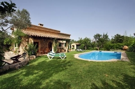 Muy elegante villa en Pollensa, Mallorca, Islas Baleares, para máximo 6 personas.Esta villa tradicional mayorquina constituida por dos pisos presenta un aspecto especialmente atractivo, con sus muros de piedra visible y sus vigas de madera en lo, Pollensa