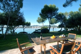 Maravillosa villa para 6 personas con vistas al marSituación:Babo Porto Colom está situada en uno de los mejores emplazamientos de Porto Colom. Es un área muy tranquila y en primera línea de mar, brindando unas espectaculares, Santanyí