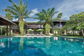 La arquitectura moderna balinesa, abundante espacio, un jardín tropical y un lugar tranquilo pueblo cerca de la playa en Canggu se combinan para crear el retiro impresionante que es esta villa de lujo. Un lugar perfecto para la familia y amigos , Canggu