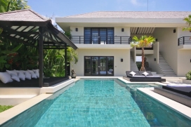Esta fantástica y lujosa casa de vacaciones está situada en la conocida Canggu, y rodeada por los magníficos y verdes campos de arroz. En la casa se respira un ambiente balinés moderno y es un oasis de paz y tranquilidad para los , Canggu