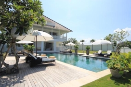 The impressive and graceful Villa The Palms is just a mere 60 meters located from the famous and beautiful surfing beach of Canggu.From the villa you have uninterrupted, restful and beautiful views of the Indian Ocean where you, while enjoying a drin, Canggu