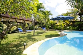Villa  grande y confortable  con piscina privada, en Seminyak, Bali, Indonesia para un máximo de 6 personas.Esta villa está situada  en una  zona urbana, cerca de restaurantes y bares y tiendas y  a 500 m de la playa de Pantai Batu Belig y , Seminyak