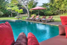 Villa privada en la finca de Anyar con preciosos jardines, gran piscina rodeada de suelo de madera y zona de sombra de paja, compuesta de cuatro dormitorios decorados con mucho estilo y llenos de luz y con zonas de esparcimiento tanto inter, Umalas