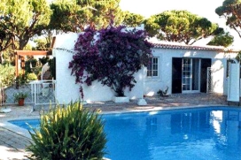 Villa de vacaciones en alquiler para máximo 8 personas.La villa esta compuesta de una sola planta, ubicada en una tranquila calle sin salida, muy cerca de la recepción y del club de golf de Vale do Lobo. Incluye ser miembro en el Barrington, Almancil